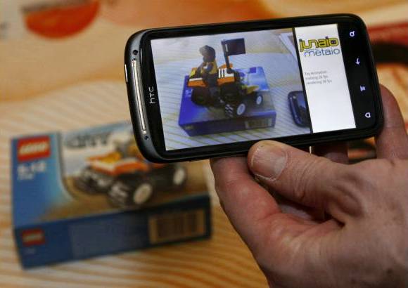 Reuters - Una aplicaci&#243;n de realidad aumentada en el tel&#233;fono inteligente Ericsson Nova A9500, permite ver el contenido de los productos sin sacarlos de la caja, todo por cuenta de la magia tecnol&#243;gica.
