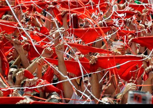 Reuters - La plaza del Ayuntamiento estaba cubierta por un manto rojo formado por los pañuelos ondeados por las miles de personas que, vestidas totalmente de blanco, como manda la tradición, esperaban expectantes el momento del "chupinazo" para anudárselos al cuello.