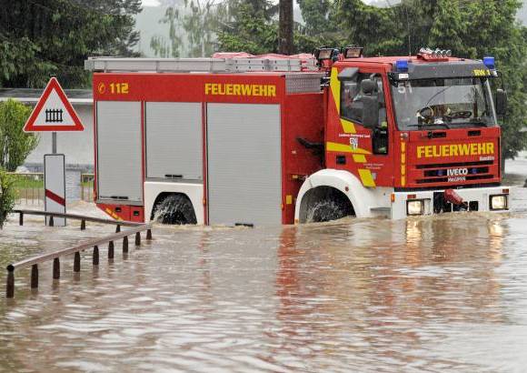 AP - Un carro de bomberos va por una zona inundada cerca de Saara, el centro de Alemania.