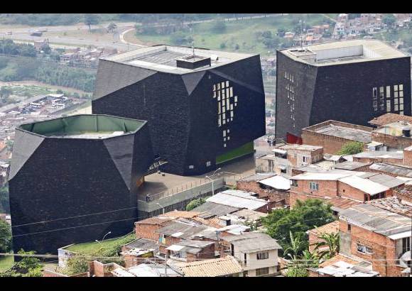 FOTO EL COLOMBIANO - Espacios dise&#241;ados para contribuir a la transformaci&#243;n de la ciudad desde los &#225;mbitos educativo, cultural y social. En los parques biblioteca convergen distintas instituciones en un mismo espacio para generar tejido social y plantear un nuevo estilo de convivencia.