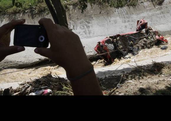 Henry Agudelo - En el barrio Alameda trabaja personal de una firma contratista reparando la canalizaci&#243;n de la quebrada, pero ahora el tramo que requiere intervenci&#243;n es m&#225;s del doble.