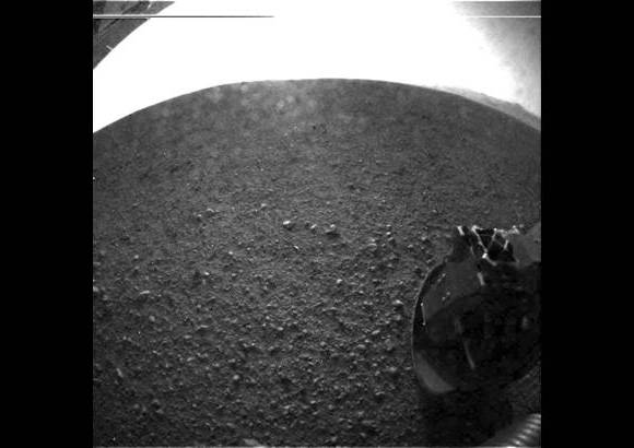 Foto Nasa - El vehículo de exploración científica Curiosity realizó un osado descenso a través de los cielos rosas de Marte en la noche del domingo.