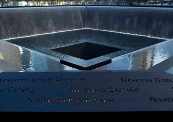 Reuters - Centenares de personas rodearon el monumento donde est&#225;n los nombres de las casi 3.000 victimas de los atentados.