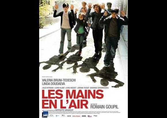 Les mains en l&#39;air (Hands up) - Un ni&#241;o marroqu&#237;, Yousseff, es deportado por las autoridades francesas porque sus padres son inmigrantes ilegales. Milana, cuyo origen es checheno, sabe que a ella le puede ocurrir lo mismo dentro de poco, pero sus amigos no est&#225;n dispuestos a permitirlo. Por eso se organizan y elaboran una estrategia para protegerla. Casi sesenta a&#241;os despu&#233;s, en el a&#241;o 2067, Milana recuerda c&#243;mo vivi&#243; esa dura &#233;poca de su infancia.