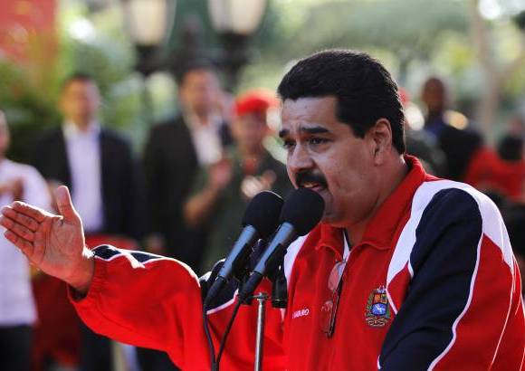 reuters - "Comandante: Aquí hay un pueblo leal que lo eligió, que lo defiende y que hoy ha venido con la Constitución en la mano a hacer un juramento colectivo", dijo el vicepresidente Nicolás Maduro.