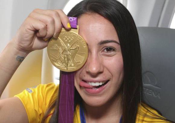 Hernán Vanegas - Mariana y su medalla que la acredita como campeona Olímpica del BMX femenino en Londres 2012.