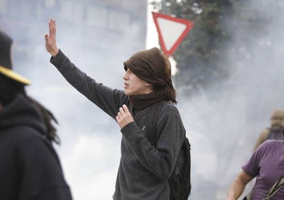 Colprensa - A lo largo de las movilizaciones se registraron lanzamientos aislados de papas bomba y de cápsulas de pintura contra algunos edificios.