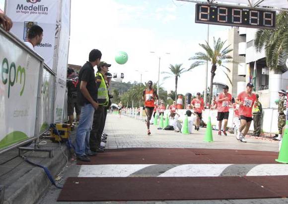 Esteban Jaramillo y Sebastián Salazar - Más de 10 mil competidores se dieron cita en esta histórica cita deportiva que se corría en las modalidades de 5, 10, 21 y 42 kilómetros.