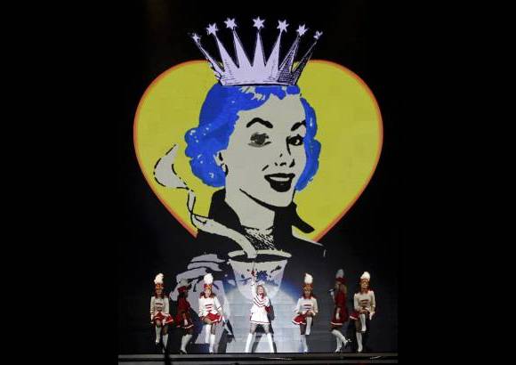 Reuters - Durante la primera media hora, el público ha observado con la boca abierta el espectáculo, incapaz de asimilar la enorme cantidad de estímulos visuales y auditivos del montaje, que ha utilizado recursos cinematográficos, teatrales y de toda índole.