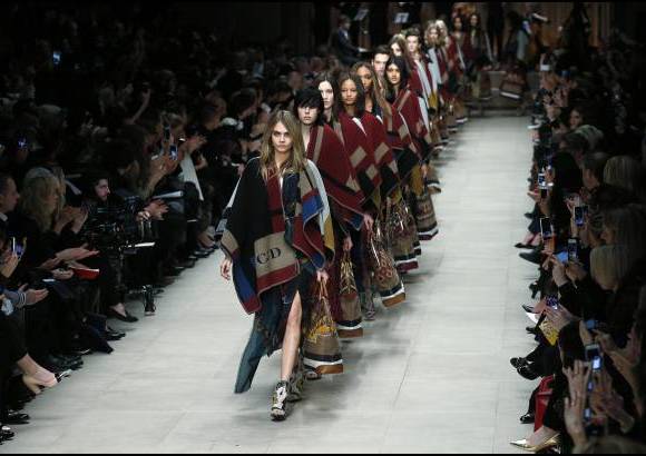 Reuters - La l&#237;nea de ponchos de cuadros de colores, personalizados con las iniciales de las modelos, fue lo m&#225;s llamativo de la pasarela de Burberry en la semana de la moda en Londres y lo m&#225;s comentado despu&#233;s del desfile en las redes sociales.