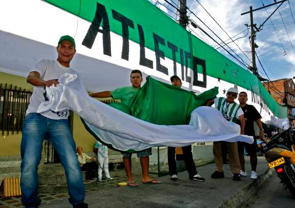 Esteban Vanegas - En algunos barrios de Medellín se armó la fiesta para ver el partido, pero la celebración se aplazó hasta el juego de vuelta.