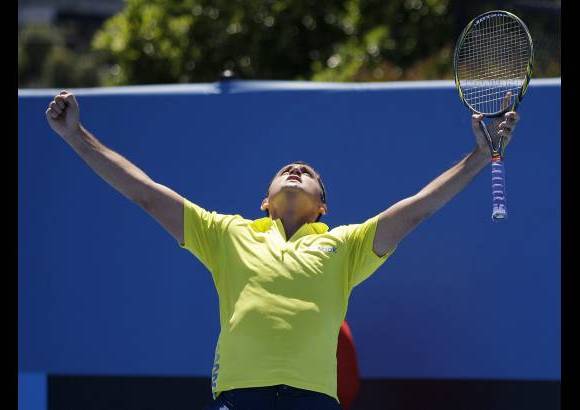 AP - Otros preclasificados destacados de llave masculina que arrancaron con victorias fueron el checo Tomas Berdych (7), el estadounidense Mardy Fish (8) y el espa&#241;ol Nicol&#225;s Almagro (10, en la foto).
