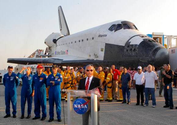 AP - Miles de personas esperaron el retorno del Atlantis para vivir el momento hist&#243;rico.