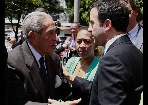 Colprensa - una voz muy importante de la radio colombiana, Alberto Piedrah&#237;ta Pacheco, El Padrino, quien tuvo la oportunidad de compartir momentos muy especiales con Pacheco. A su lado el presentador Felipe Arias.
