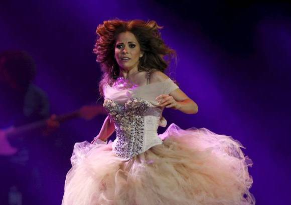 AP - El efecto dur&#243; poco porque los bailarines se quitaron la parte de arriba para mostrar sus torsos, desnudos en el caso de los hombres y con lencer&#237;a en el caso de las mujeres. Como no pod&#237;a ser de otra forma, Gloria Trevi recibi&#243; las respectivas gaviotas de plata y oro y se despidi&#243; con otro peculiar atuendo, con dos c&#237;rculos azules en los pechos, y cantando la versi&#243;n del tema &quot;Gloria&quot;, de la cantante estadounidense Laura Branigan.