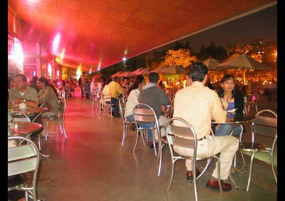 FOTO EL COLOMBIANO - El Parque de los Pies Descalzos es un lugar para el encuentro ciudadano, el sano esparcimiento y la comuni&#243;n con la naturaleza. Fue inaugurado el 7 de diciembre de 1998 y forma parte de los programas de recuperaci&#243;n arquitect&#243;nica y urban&#237;stica desarrollados por las Empresas P&#250;blicas de Medell&#237;n.
