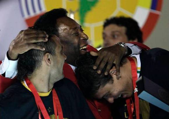 AP - Pel&#233; celebr&#243; la actuaci&#243;n de Neymar en el t&#237;tulo de la Copa Libertadores que logr&#243; Santos al vencer a Pe&#241;arol de Uruguay en la final del torneo.