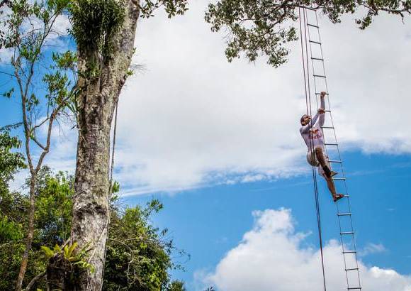 FOTO CORTESIA - COLPRENSA - Un grupo de ind&#237;genas de Colombia, Per&#250; y Brasil fueron los encargados de ayudar a construir las rampas desde las que Orlando salt&#243;, compartiendo las t&#233;cnicas artesanales y profesionales utilizadas para la disciplina de clavados.