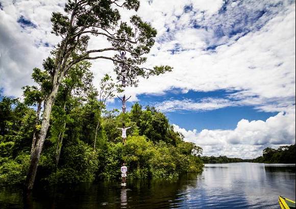 FOTO CORTESIA - COLPRENSA - Adem&#225;s de ejecutar sus mejores saltos, Orlando intercambi&#243; costumbres, comparti&#243; experiencias, disfrut&#243; del paisaje y vivi&#243; las maravillas de este hermoso lugar, l&#237;nea imaginaria que divide a estos tres pa&#237;ses latinoamericanos.