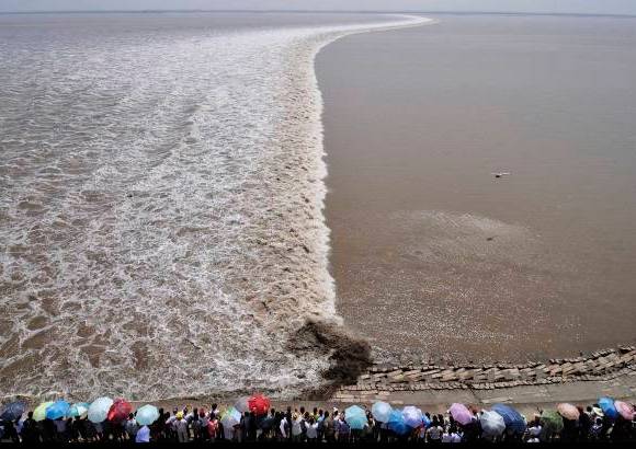 Reuters - Cientos de turistas vieron como la marea alta pasó a centímetros de la orilla del río Qiantang en Haining, provincia de Zhejiang, China.