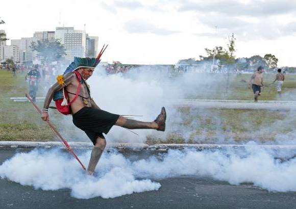 REUTERS - En un enfrentamiento transmitido en vivo por televisi&#243;n, la polic&#237;a antimotines lanz&#243; gas lacrim&#243;geno contra peque&#241;os grupos de manifestantes, algunos de los cuales recogieron las latas de gas y las arrojaron contra los oficiales.