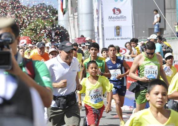 Esteban Jaramillo y Sebastián Salazar - Más de 10 mil competidores se dieron cita en esta histórica cita deportiva que se corría en las modalidades de 5, 10, 21 y 42 kilómetros