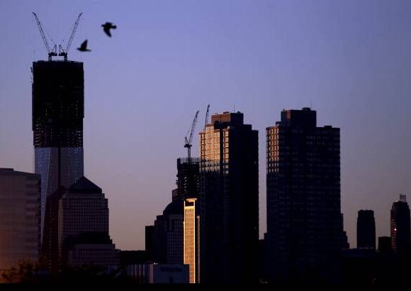AP - Este lunes la Autoridad Portuaria de Nueva York y Nueva Jersey, a cargo de la construcci&#243;n, anunciaron que la Torre 1 del nuevo World Trade Center super&#243; los 381 metros de altura del hasta ahora mayor rascacielos de Nueva York, el Empire State.