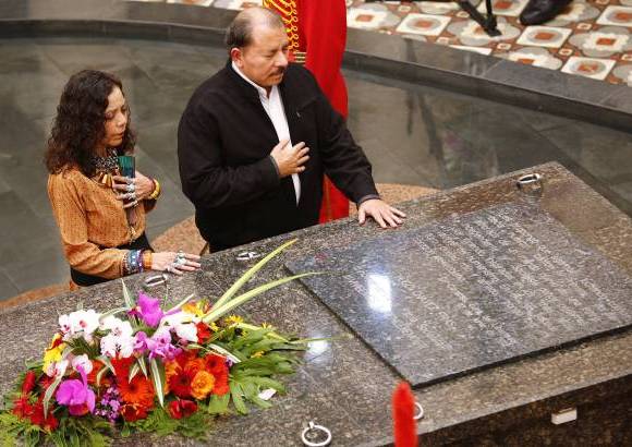 REUTERS - El presidente de Nicaragua, Daniel Ortega, visita la tumba de Hugo Ch&#225;vez en el primer aniversario de su muerte.