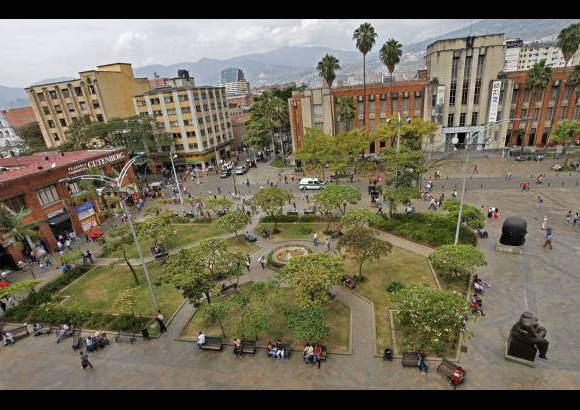 FOTO EL COLOMBIANO - El Parque de las Esculturas se convirti&#243; en referente cultural y tur&#237;stico de Medell&#237;n, y en ejemplo de recuperaci&#243;n social. Las esculturas est&#225;n en a la vista y alcance de todos los visitantes, que suelen tomarse fotos al lado de los &quot;gordos&quot; de Botero.