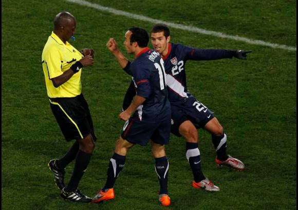 AP - Estados Unidos mantuvo la presi&#243;n en busca del gol del empate y ocho minutos antes del final Michael Bradley apareci&#243; en el &#225;rea penal de Eslovenia para conectar un pase de Jozy Altidore e igualar 2-2 el resultado.