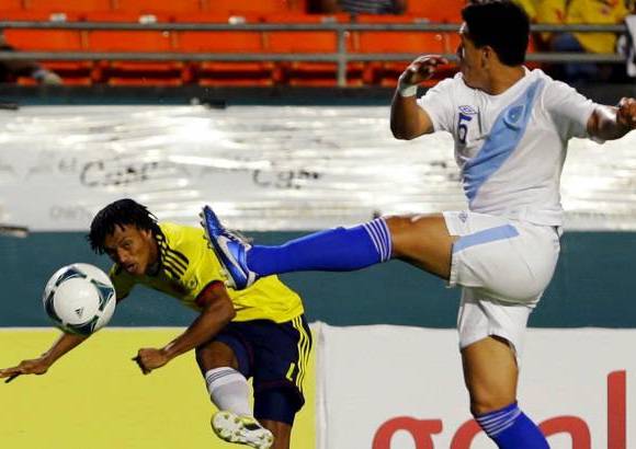 AP - El volante de la Fiorentina de Italia Juan Guillermo Cuadrado, con la claridad y gambeta, estuvo imparable por la derecha y sirvió el pase para el primer gol de Jackson.