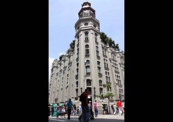 Foto Donaldo Zuluaga - Tras su restauraci&#243;n, el Palacio Nacional, ubicado en Carabobo por Ayacucho y Pichincha, en pleno coraz&#243;n de la ciudad, se abri&#243; un centro comercial.