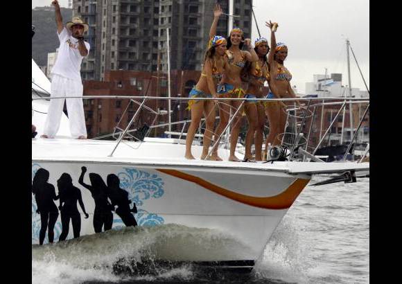 Edwin Bustamante, Enviado Especial, Cartagena - Las Chicas Águila pusieron el toque sensual al desfile de balleneras.