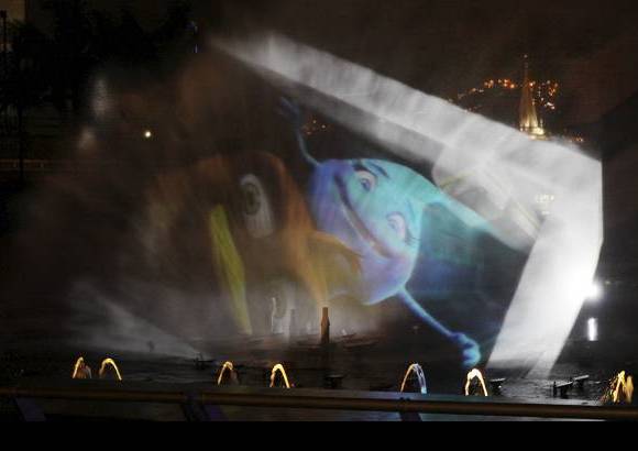 R&#243;binson S&#225;enz - En la fuente cibern&#233;tica se proyectan figuras con l&#225;ser y video.