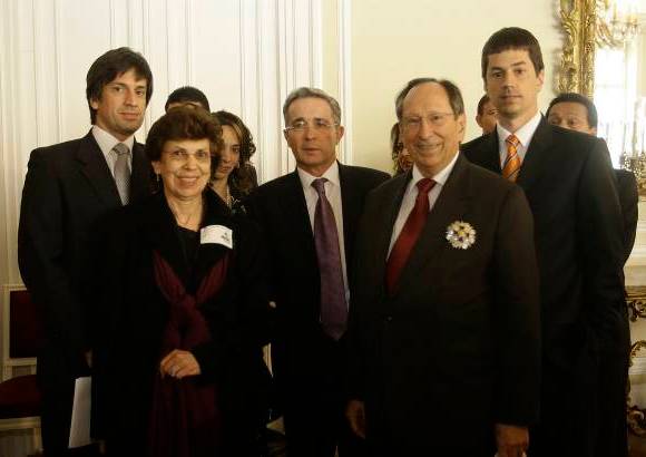 Colprensa - Juan G&#243;mez Mart&#237;nez estuvo acompa&#241;ado por su esposa e hijos durante la ceremonia.