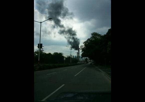 FOTO CORTES&#205;A - Desde diferentes puntos del sur del &#225;rea metropolitana se report&#243; la aparici&#243;n de una columna de humo que sal&#237;a de las instalaciones de Peldar. La empresa inform&#243; que se trata de un trabajo de mantenimiento.