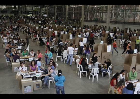 Donaldo Zuluaga - En el Palacio de Exposiciones, las mujeres ejercieron su derecho al voto en las diferentes mesas que estuvieron dispuestas para las elecciones al Senado, C&#225;mara y Parlamento Andino.
