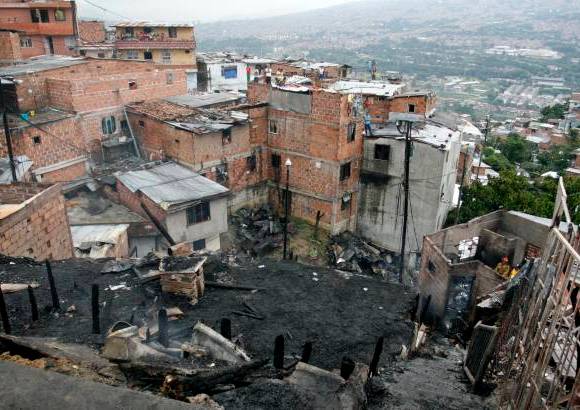 Esteban Vanegas - Un incendio, ocurrido en la tarde del s&#225;bado, consumi&#243; 15 viviendas de este barrio al nororiente de Medell&#237;n.