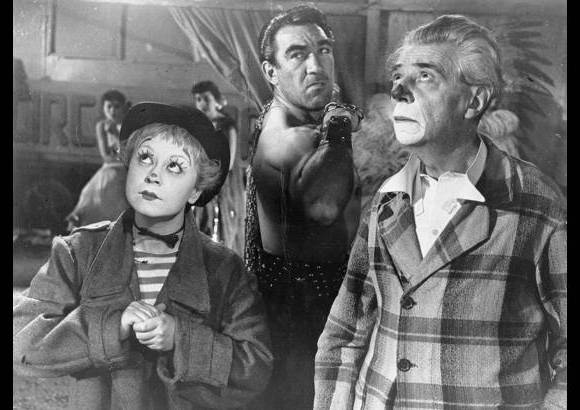 La strada - Cuando muere el padre de Gelsomina, su propia madre la vende a un artista ambulante, Zampanó. Pese al carácter violento y agresivo de éste, la muchacha se siente atraída por ese estilo de vida en la Strada (la calle, en italiano), sobre todo cuando su dueño la incluye como parte de su espectáculo.