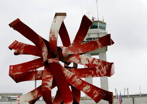 Donaldo Zuluaga - El Sol, obra del maestro Edgar Negret, en predios del aeropuerto Jos&#233; Mar&#237;a C&#243;rdova, luce hoy deteriorado por la intemperie.
