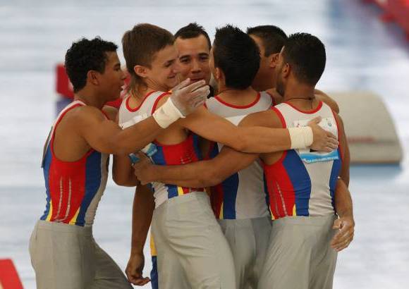 Juan Antonio S&#225;nchez - El equipo colombiano celebra con su l&#237;der Jorge Hugo Giraldo. La juventud de la mayor&#237;a genera optimismo.