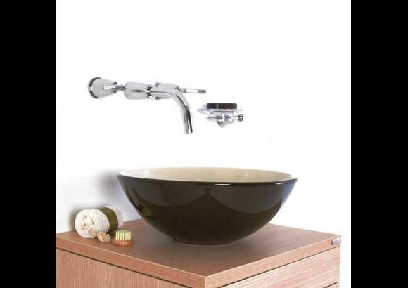 Colorido por dentro y por fuera - Capuccino es uno de los nuevos lavamanos vessels de la línea bicolor de Corona. Este diseño propone un ambiente cálido y cercano, fruto de la unión del café y el hueso, que le da un toque de distinción al espacio del baño. Incluye un sifón automático con terminado cromado que combina con una amplia variedad de griferías.