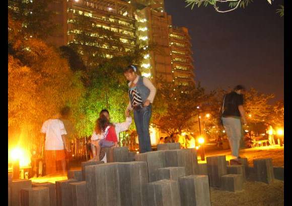 FOTO EL COLOMBIANO - El Parque de los Pies Descalzos es un lugar para el encuentro ciudadano, el sano esparcimiento y la comuni&#243;n con la naturaleza. Fue inaugurado el 7 de diciembre de 1998 y forma parte de los programas de recuperaci&#243;n arquitect&#243;nica y urban&#237;stica desarrollados por las Empresas P&#250;blicas de Medell&#237;n.