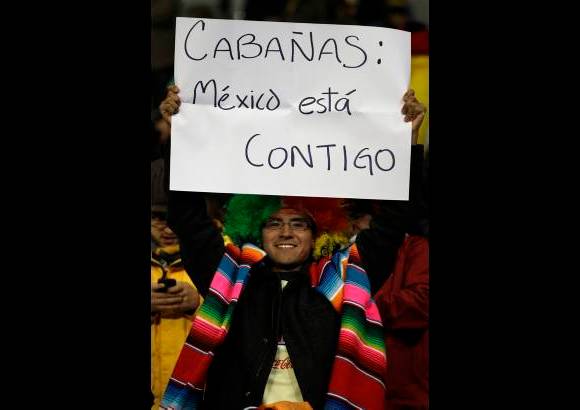 AP - Un mensaje para el delantero paraguayo Salvador Cabañas que se sigue recuperando en un hospital en Argentina.