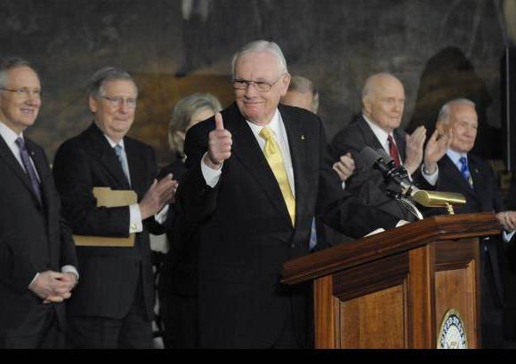 Reuters - El afamado astronauta recibi&#243; la Medalla de Oro del Congreso en el Capitolio de Estados unidos.