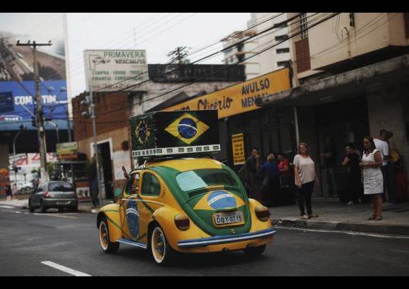 Reuters - Sus carros tambi&#233;n son una muestra de la pasi&#243;n de este abogado por su equipo.