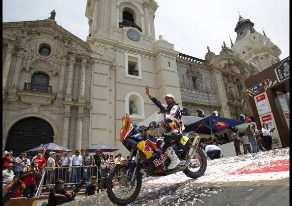 AP - El galo se llevó el cuarto Dakar latinoamericano tras una apasionante lucha con su gran rival, el español Marc Coma, que quedó sin opciones tras una nefasta penúltima etapa.