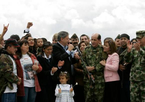 AP - Nuestros h&#233;roes llegaron con las cadenas de la tortura pero con el coraz&#243;n lleno de libertad, dijo el ministro de Defensa, Gabriel Silva.