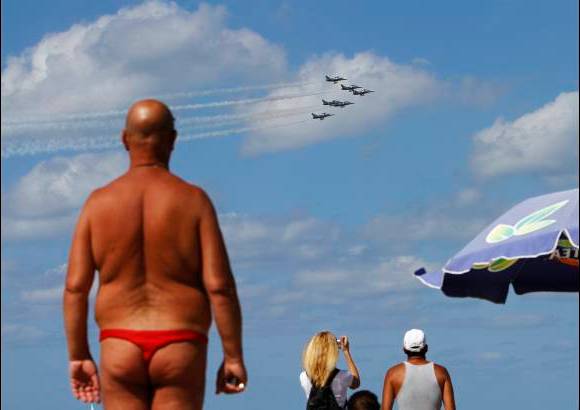 Reuters - El equipo de Jet Breitling realizó acrobacias sobre el mar Mediterráneo, una oportunidad perfecta para que las personas de una playa de Tel Aviv apreciaran el espectáculo.