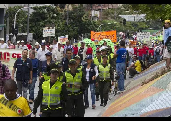 ESTEBAN VANEGAS - Las centrales obreras y grupos estudiantiles de las universidades Nacional y de Antioquia marcharon este 1 de mayo por las calles de Medell&#237;n, exigiendo garant&#237;as laborales al Gobierno Nacional. Al final de la movilizaci&#243;n se presentaron algunos enfrentamientos entre varios manifestantes y agentes de la Polic&#237;a.